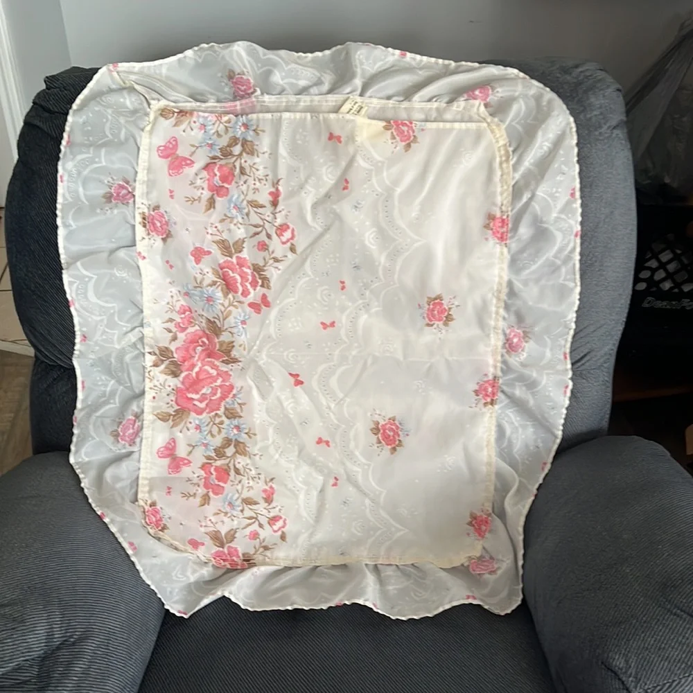 Set: 2 standard pillow cases & 1 comforter: white, pink flowers and butterflies